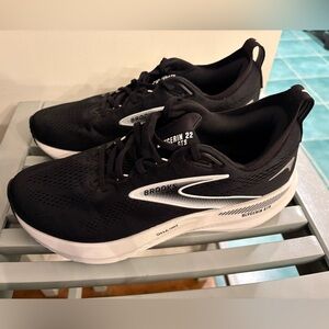 Brooks Glycerin 22’s Size 9 (Like New)